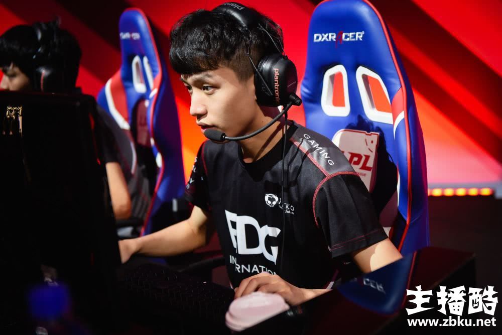 Karsa排位练习秘密武器 祭出5本杀人书在致敬Faker？