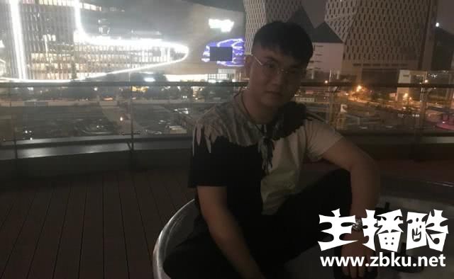 韦神身高体重被曝光：原来200斤的不是UZI而是GODV