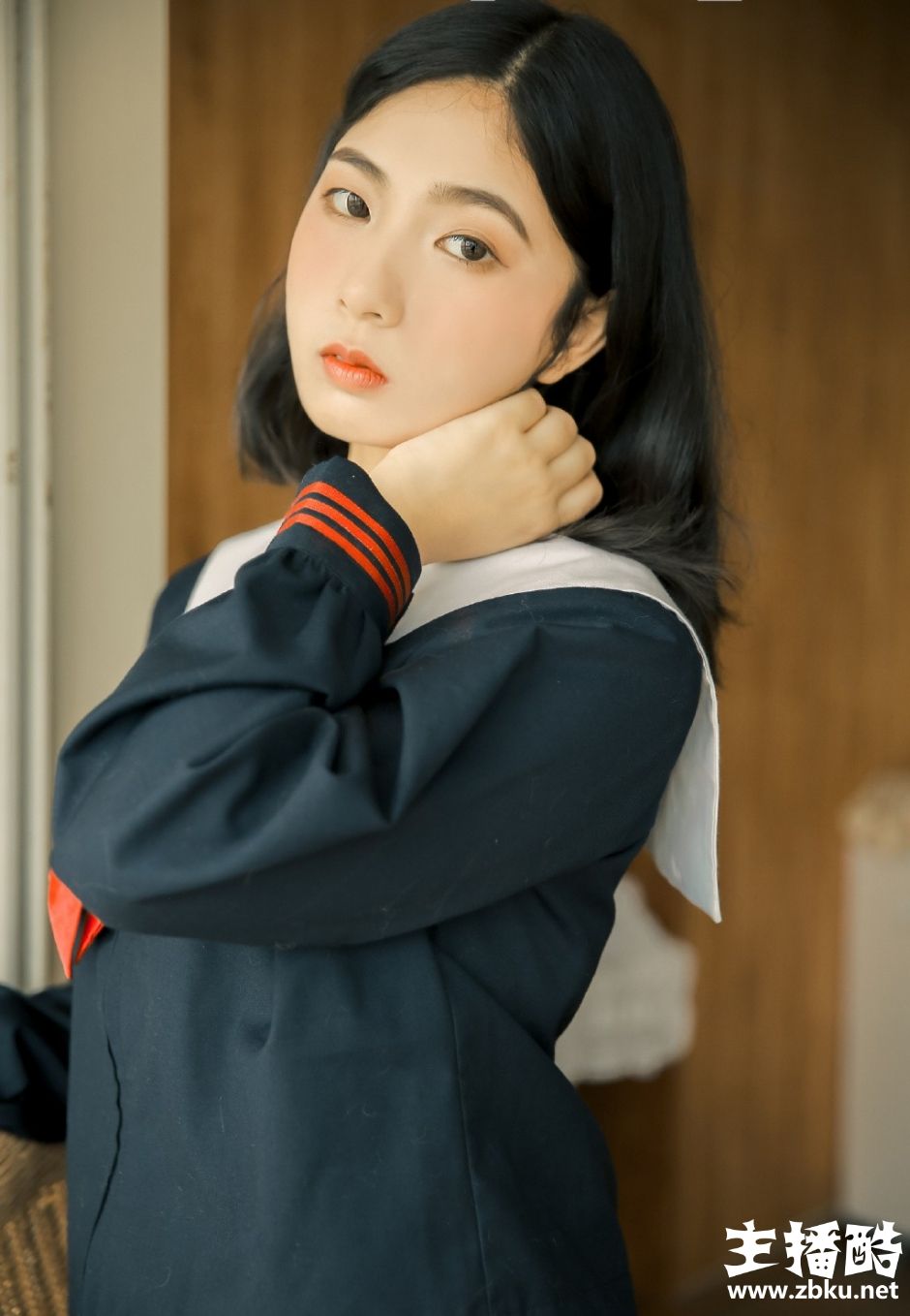 日系蓝色制服女学生肉嘟嘟圆脸眼神清冷文艺气质图片