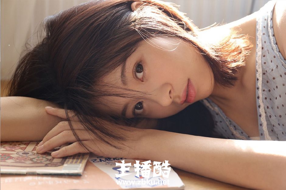 飘逸秀发早安少女波点透视背心裙光腿赤脚肢体慵懒图片
