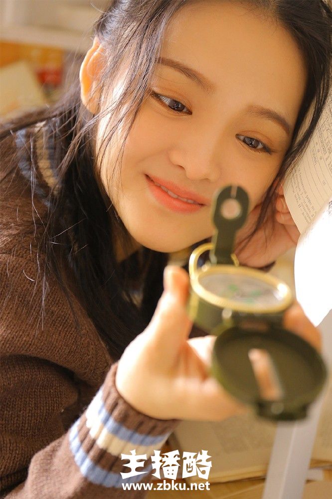 半丸子头美少女笑眼盈盈针织上衣白丝美腿气质怡人图片