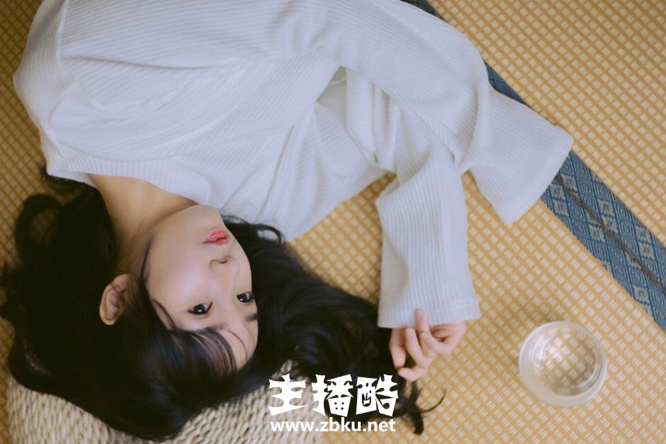 宽松毛衣美女眉眼精致乌黑长头发短裤秀细长筷子腿图片