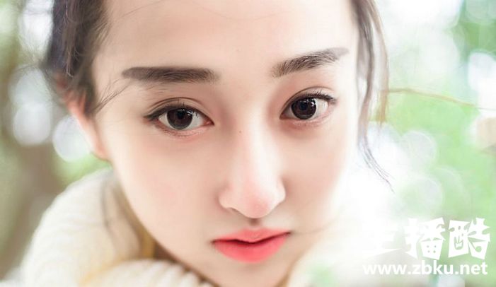 白净秀气大眼00后清纯妹子树林自拍美图