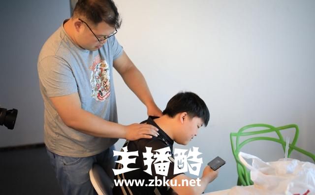 RNG战胜RW后，赛后采访中Uzi的白发令玩家动容，网友：天道酬勤！