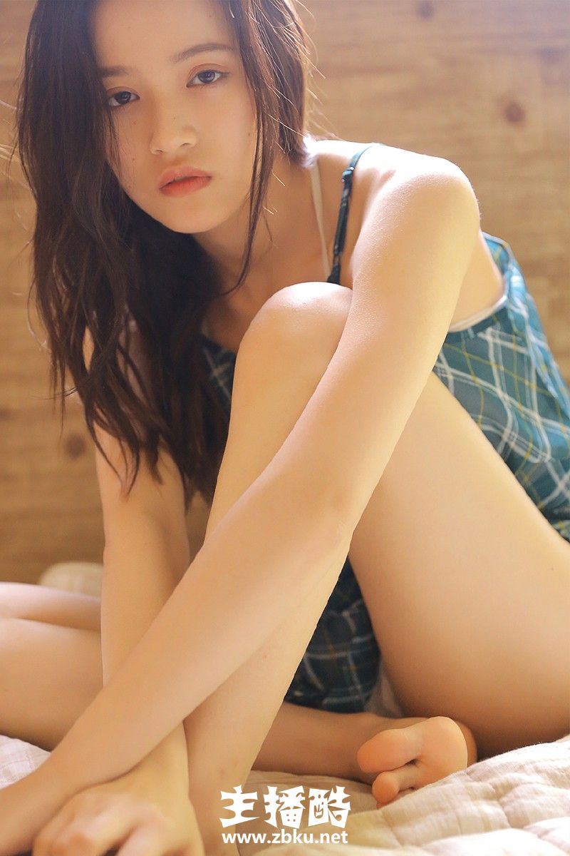 睡眼惺忪美女发丝凌乱格纹透视裙白皙皮肤私房图片