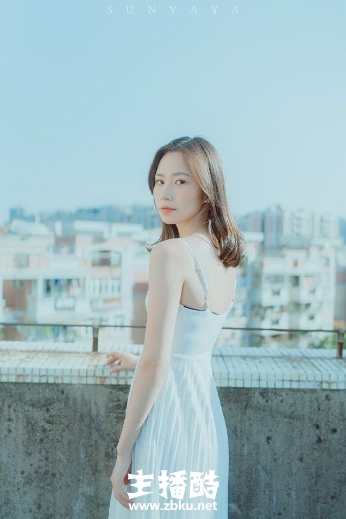 纯白吊带长裙美女鹅蛋脸白里透红身材苗条天台图片