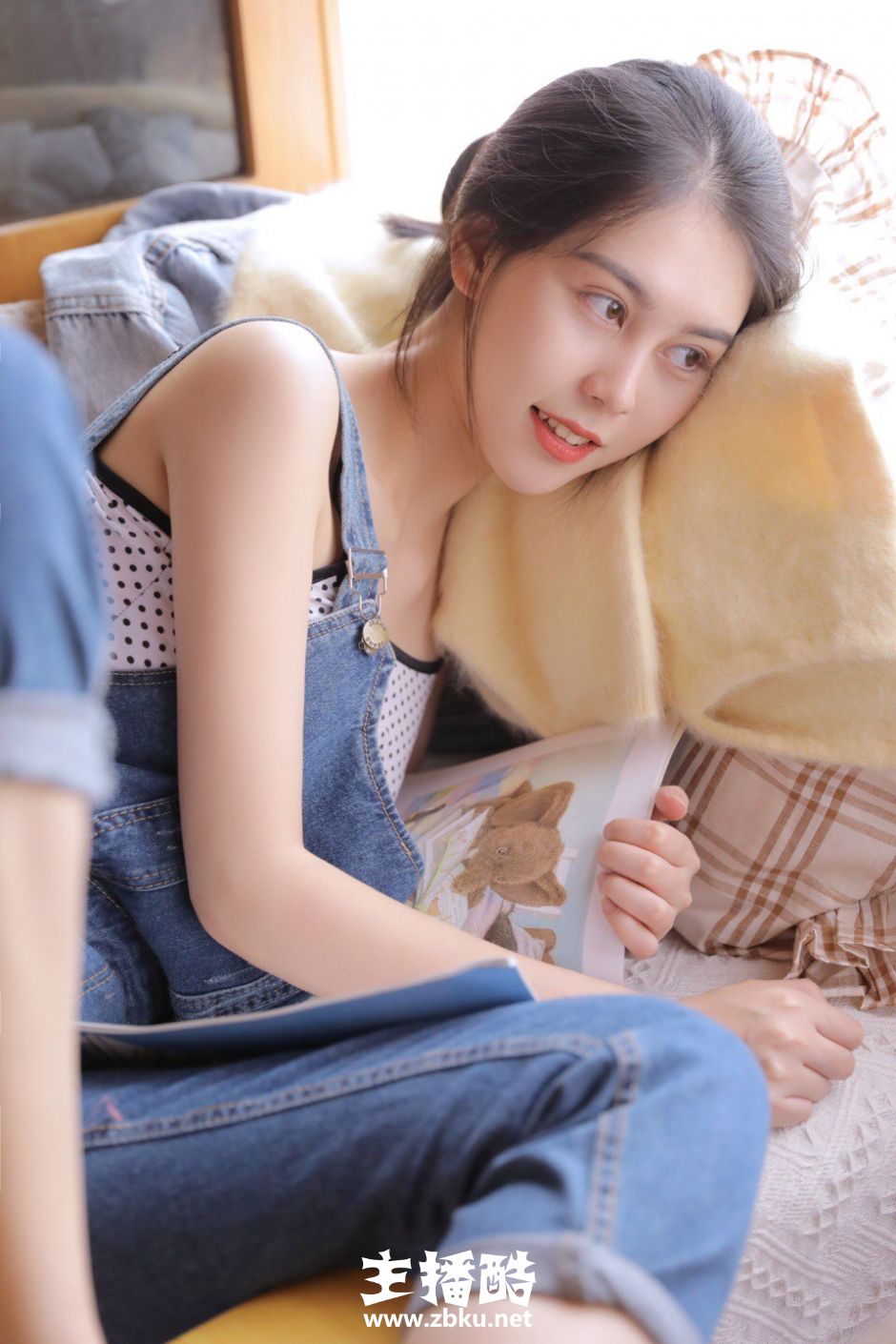 沙发白嫩美女高束马尾长相清秀牛仔背带裤苗条身姿图片
