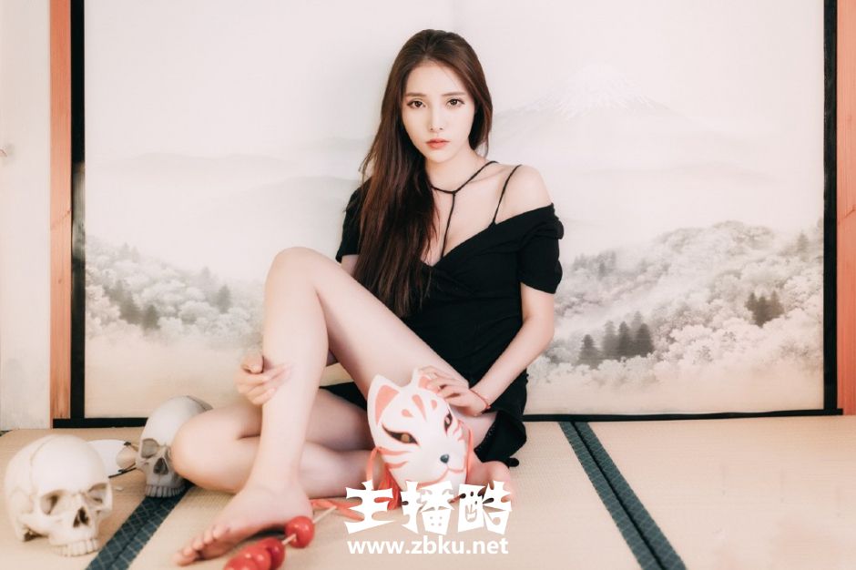 极品少妇紧身包臀裙秀深邃事业线高开叉露匀称美腿图片