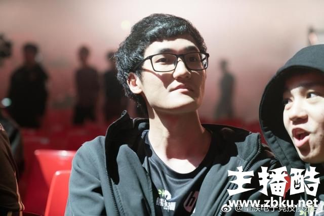 解说记得爆料卡萨感情史：他以前受过情伤，喜欢的妹纸跟别人跑了