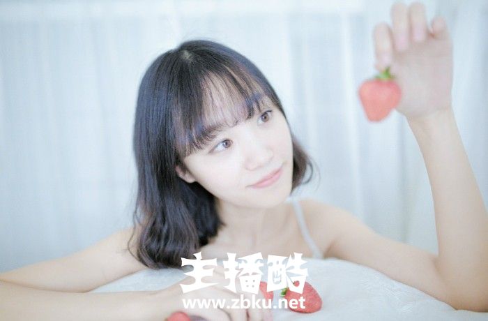 清纯草莓女孩空气刘海五官灵动吊带秀白皙锁骨床上图片