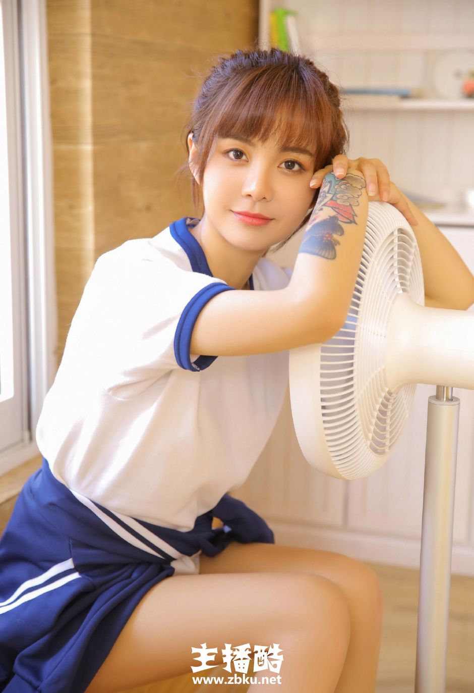大长腿运动服短裤美女高束马尾辫双手托腮低头浅笑图片