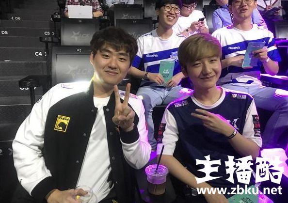 Faker出席S8比赛场馆开馆仪式 被女粉丝环绕笑容灿烂