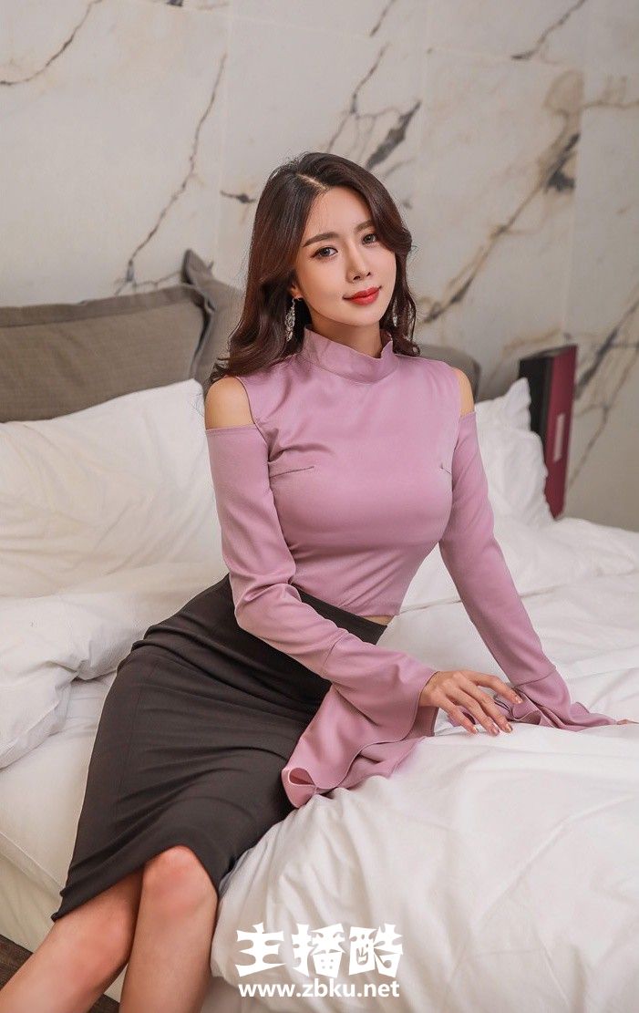 性感红唇少妇紧身包臀短裙前凸后翘高跟美腿紧致丰满图片