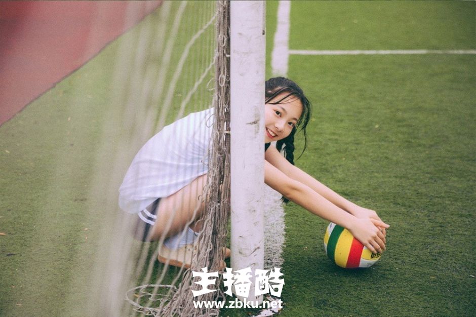 体育型美女高扎麻花辫挤眉弄眼肢体灵活操场运动图片