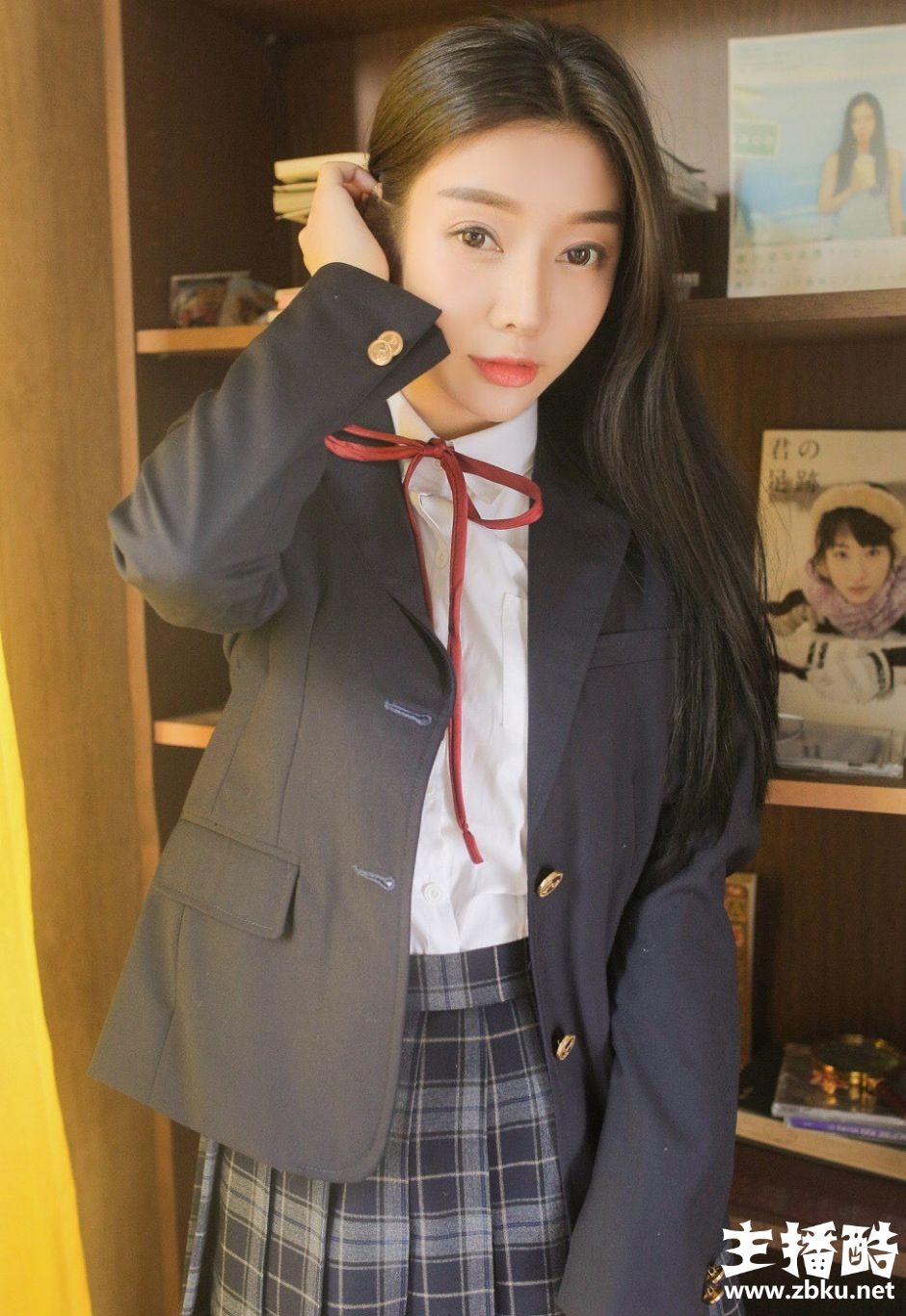 白色过膝袜制服女大学生黑长直发单手托腮浓眉大眼图片