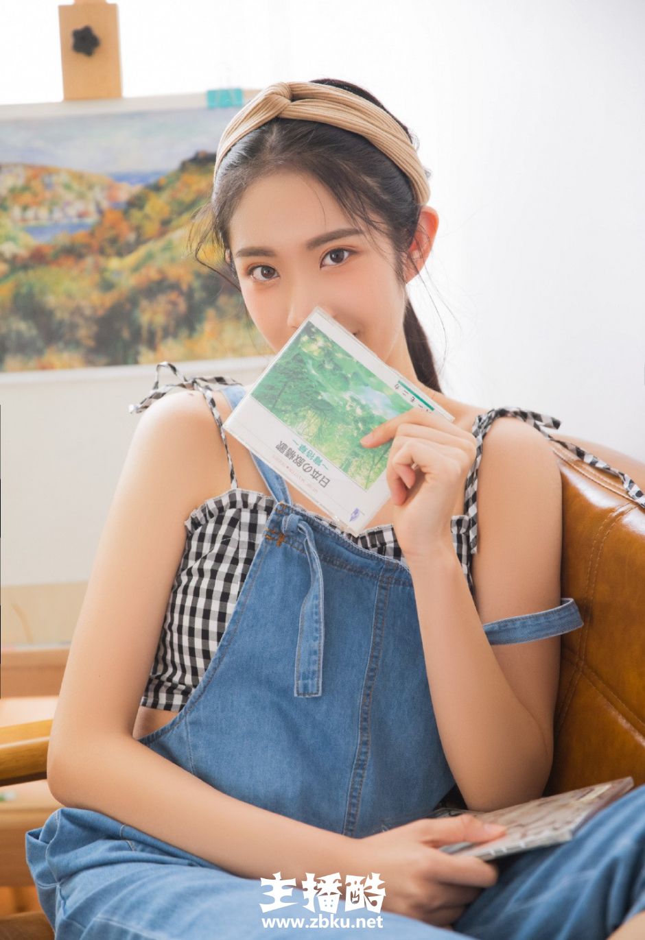 森女系美女低扎马尾牛仔背带裤长相端庄小清新气质图片