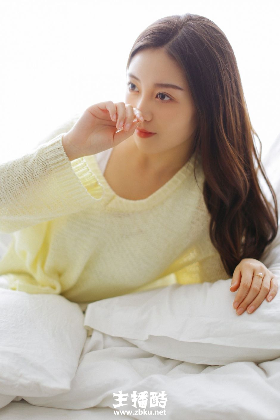 身姿柔软美女眉眼精致背心睡裙展纤细四肢床上慵懒图片