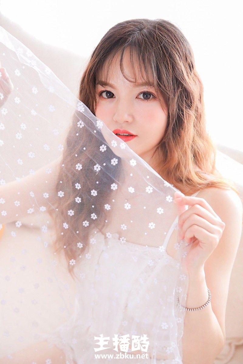 脸颊绯红沙发美女御姐薄纱披身露光滑牛奶肌姿势撩人图片