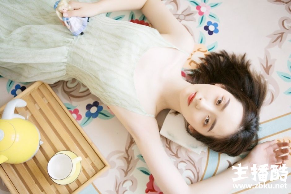绿色纱裙美女小露锁骨齐肩短发红唇微张眼神迷离图片