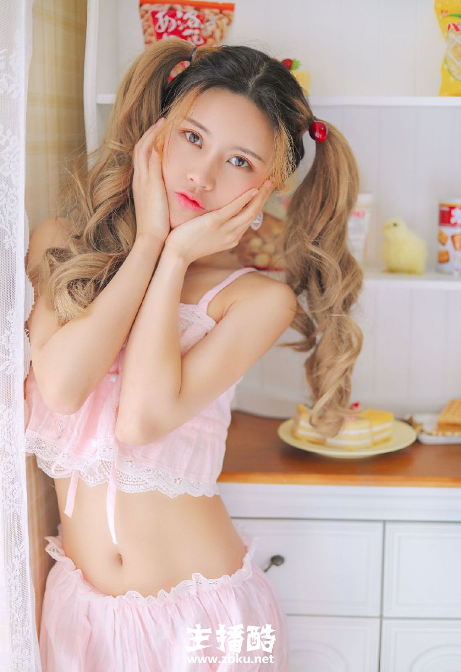 双马尾卷发美女粉嫩妆容吊带露脐装秀小细腰筷子腿图片