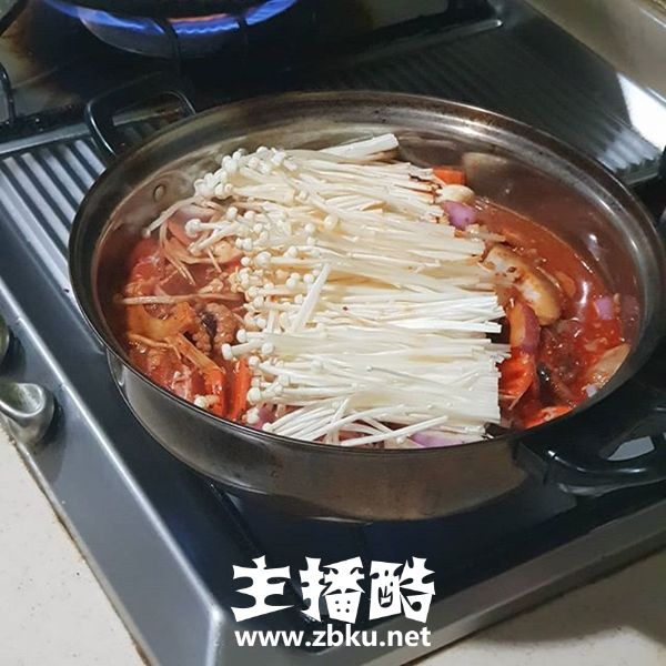Rookie与TheShy下厨做饭 动刀切菜却引粉丝胆战心惊