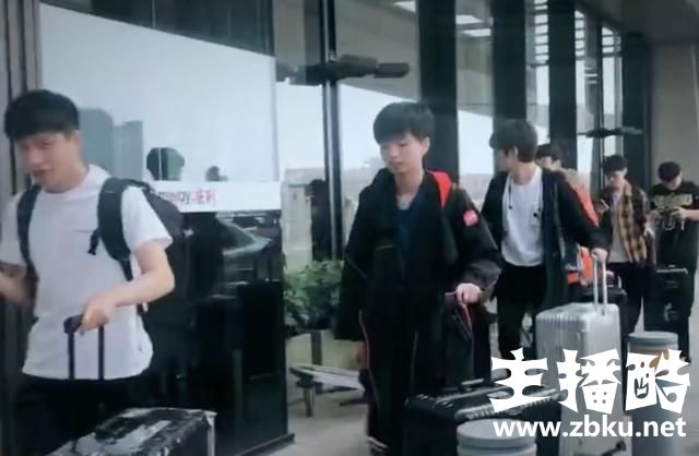 LPL三支战队出征S8照片公布，厂长倾囊相授Haro很用心！