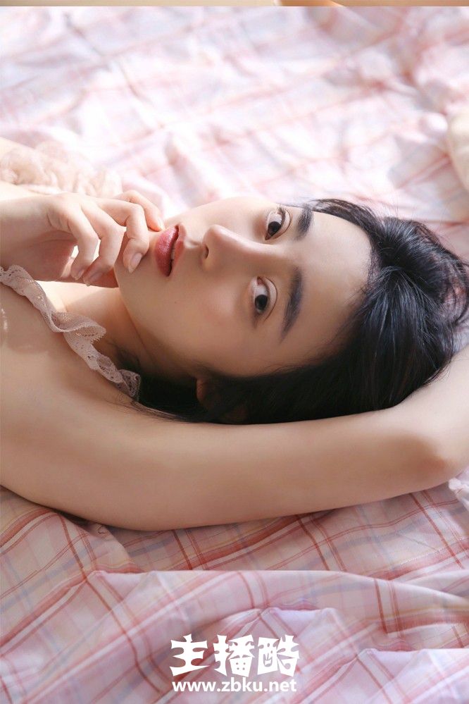 飘逸秀发早安少女波点透视背心裙光腿赤脚肢体慵懒图片