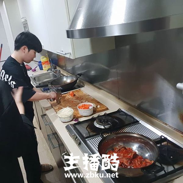 Rookie与TheShy下厨做饭 动刀切菜却引粉丝胆战心惊