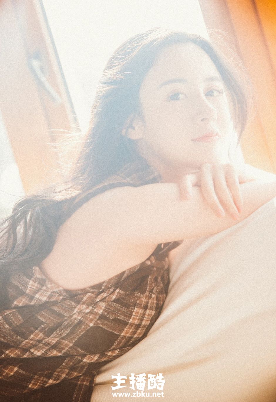 欧式双眼皮美女黑白格子连衣裙波浪卷发美目盼兮图片