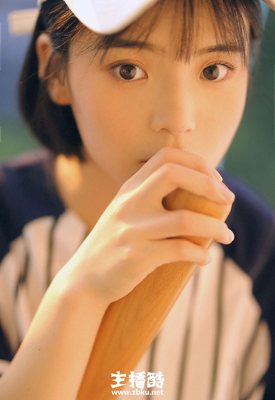 俏皮短发棒球帽少女休闲运动服眼睛有神皮肤细腻图片