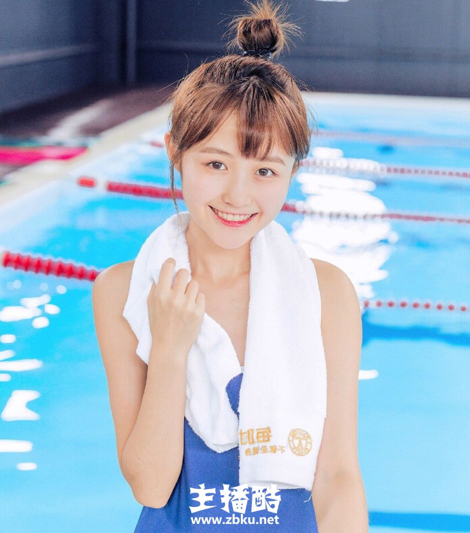 丸子头泳衣美女笑容满面清瘦身材湿身大秀牛奶肌图片