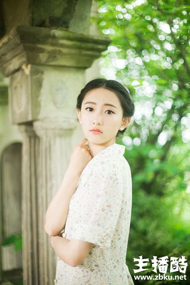 碎花长裙美女高束发髻精致小v脸举手投足尽显优雅图片