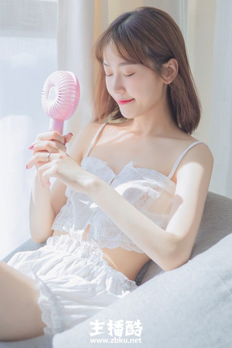 居家小妹妹吊带短裤秀细腰长腿闭眼沉睡肢体慵懒图片