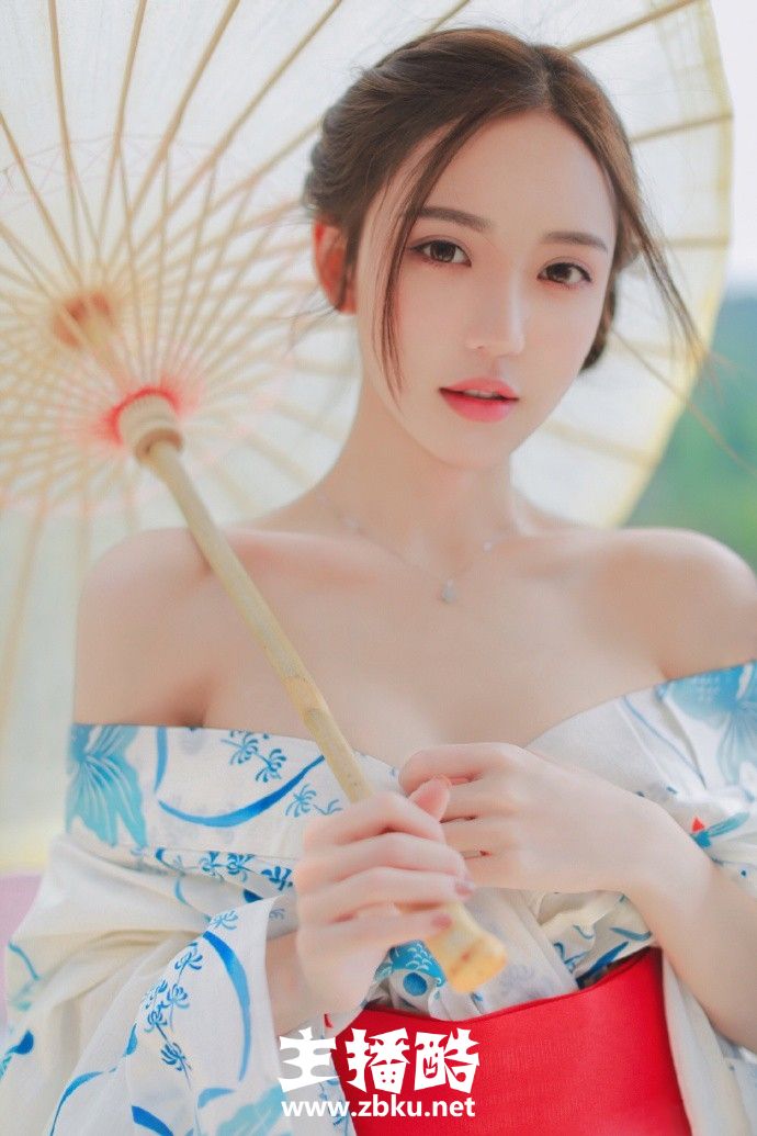 日本和服美女上衣滑落露圆润香肩锁骨脸蛋白里透红图片