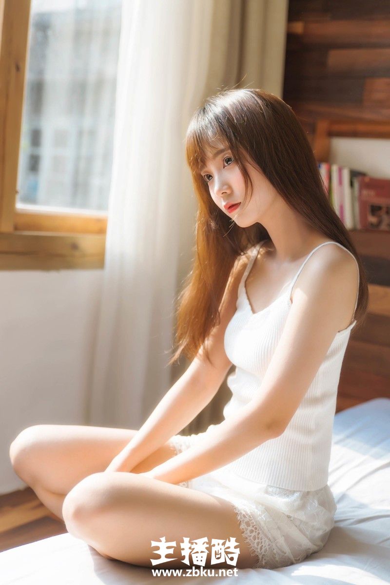 早安少女慵懒睡姿白色吊带蕾丝短裤秀精致锁骨美腿图片