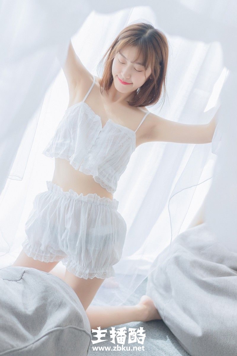 居家小妹妹吊带短裤秀细腰长腿闭眼沉睡肢体慵懒图片
