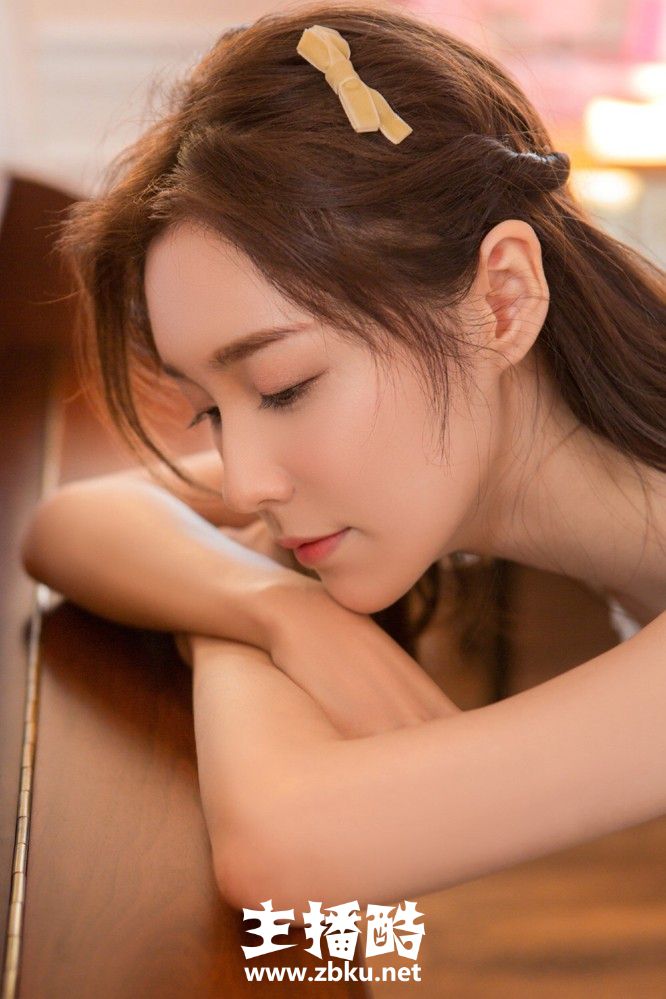 优雅气质美女一袭白裙仙气十足美丽侧脸微微一笑图片