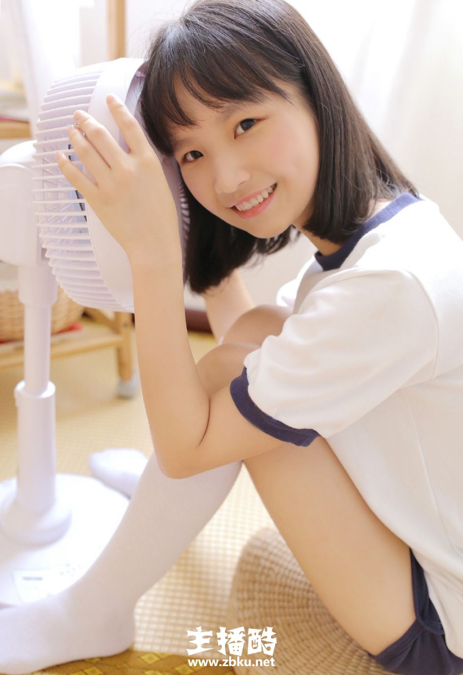 不施粉黛运动服套装美女灿烂大笑超短裤白丝美腿图片