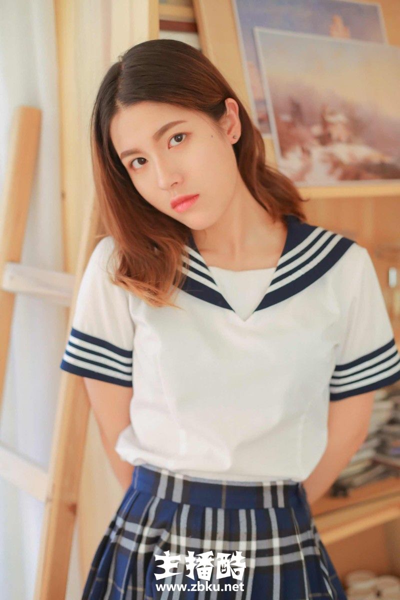 标志鹅蛋脸画室美女笑容甜美日系风制服秀少女身材图片