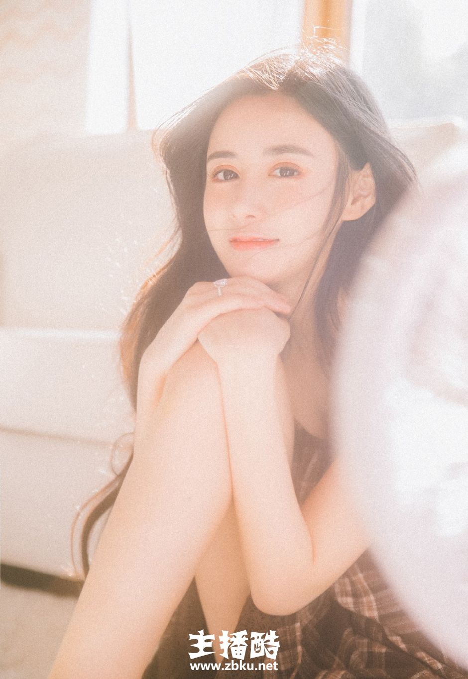 欧式双眼皮美女黑白格子连衣裙波浪卷发美目盼兮图片