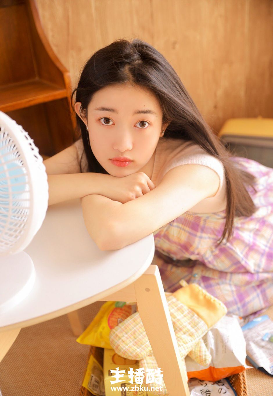 鹅蛋脸美少女格子吊带裙唇红齿白飘逸直发居家撸猫图片