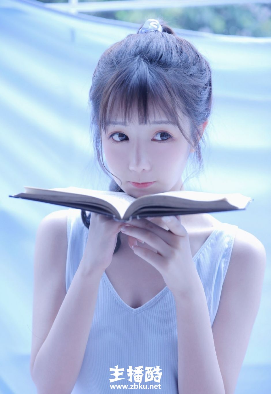小巧薄嘴唇美女精灵系长相蕾丝纱裙露白嫩香肩锁骨图片