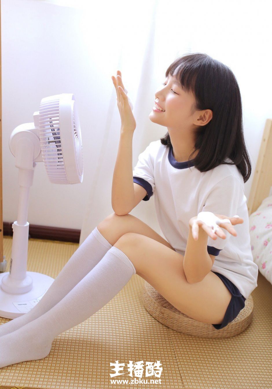 不施粉黛运动服套装美女灿烂大笑超短裤白丝美腿图片