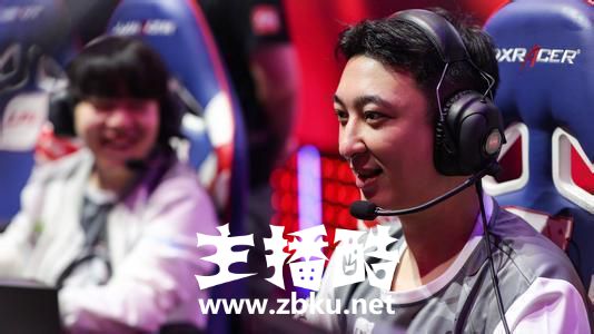 王思聪英雄麦克疯出炉，校长在队内竟也毫无存在感！满脸的不高兴