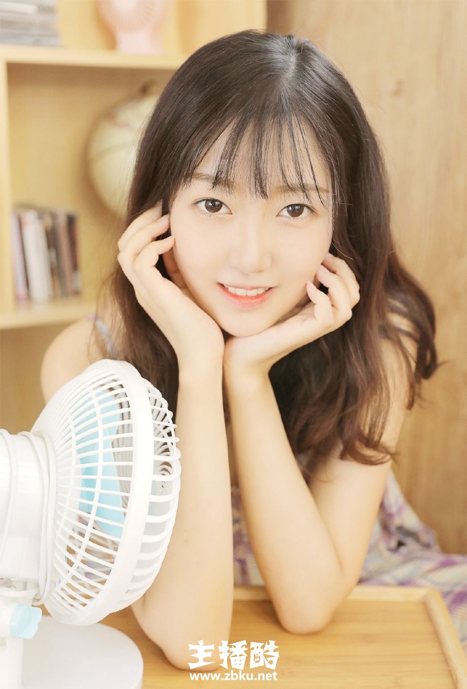 单眼皮薄嘴唇美女秀发披肩吊带格子裙展白嫩天鹅颈图片