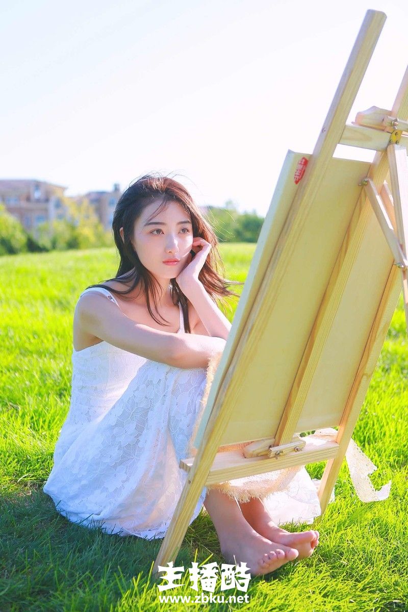 长发飘飘小清新美女漂亮瓜子脸一袭白裙户外作画图片