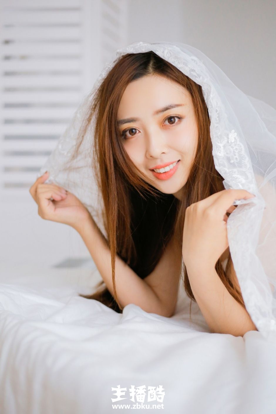 白衬衣美女眉眼精致薄纱披身微微一笑床上慵懒躺姿图片