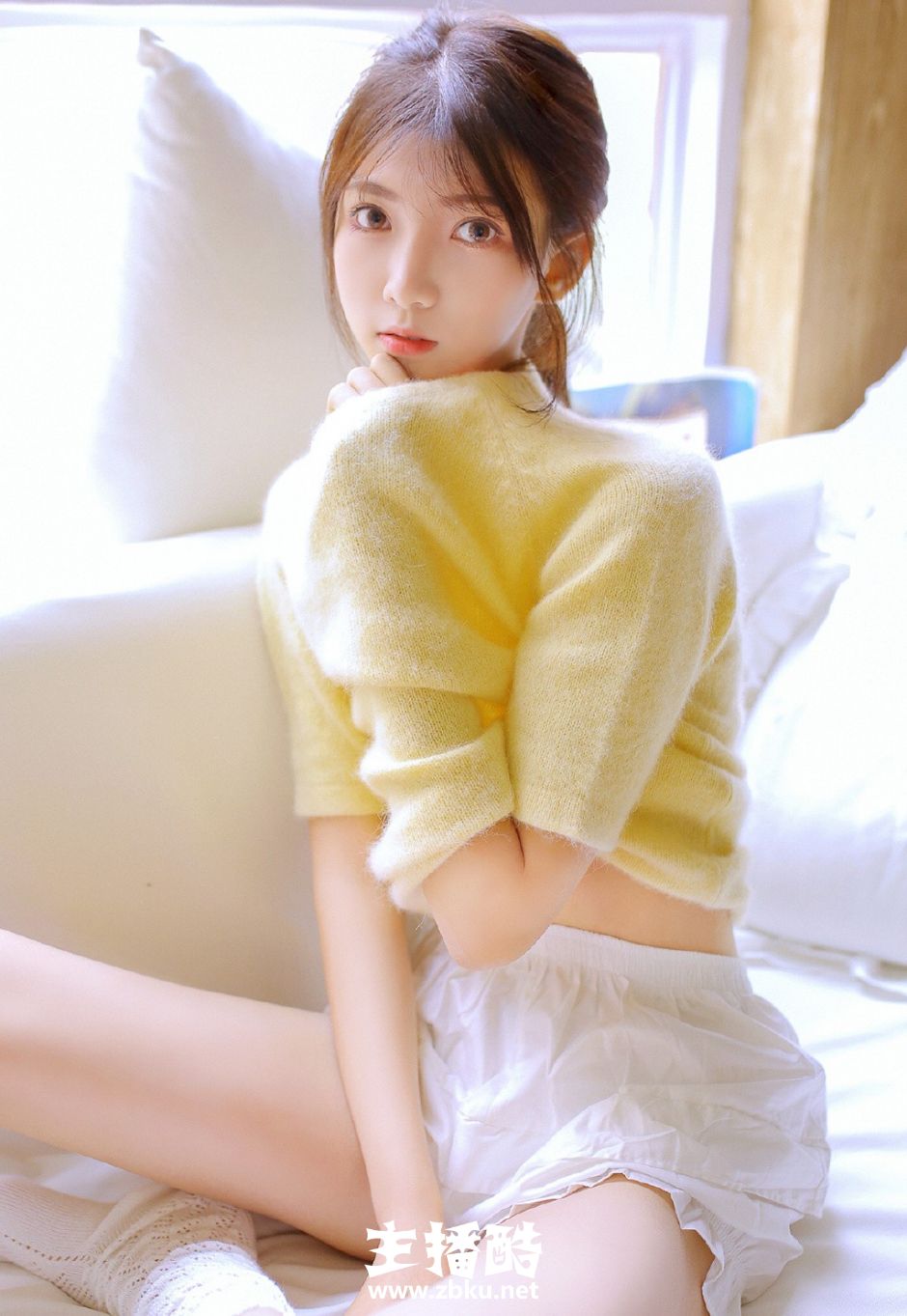 精致瓜子脸黄色毛衣美女白丝美腿睫毛弯弯目光温柔图片
