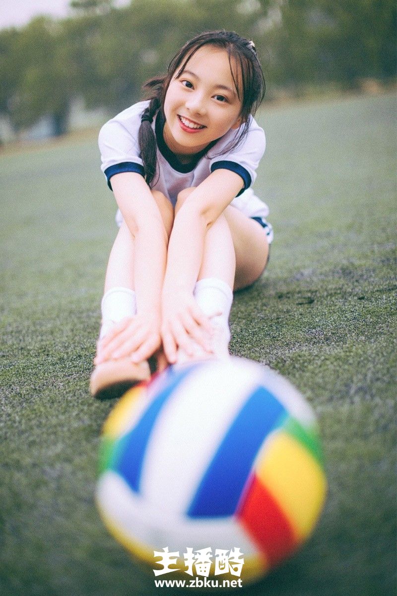 体育型美女高扎麻花辫挤眉弄眼肢体灵活操场运动图片