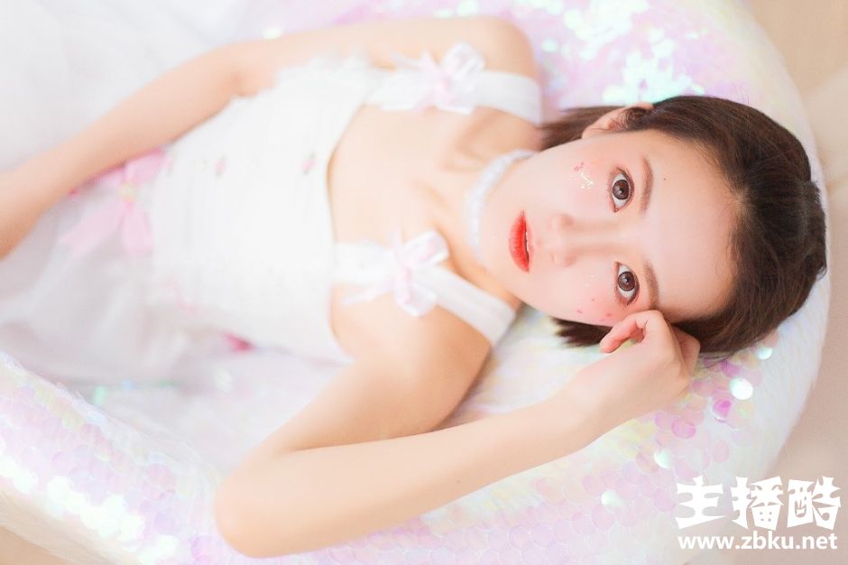 饱满苹果饥俏皮短发小女生蓬蓬白纱裙脸颊白里透红图片